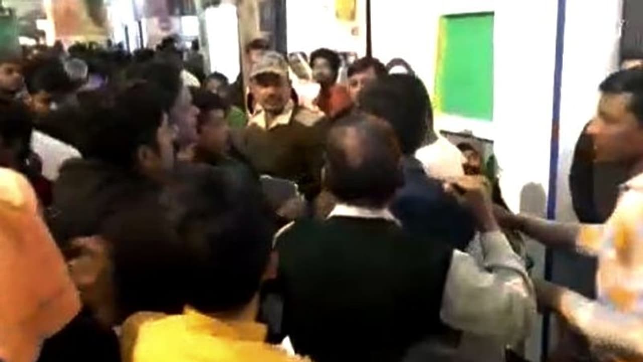 বিশ্ব হিন্দু পরিষদের স্টলে সিএএ প্রতিবাদ, দুই যুবককে দেখে মারমুখী গেরুয়া ব্রিগেড বিশ্ব হিন্দু পরিষদের স্টলে সিএএ প্রতিবাদ, দুই যুবককে দেখে মারমুখী গেরুয়া ব্রিগেড