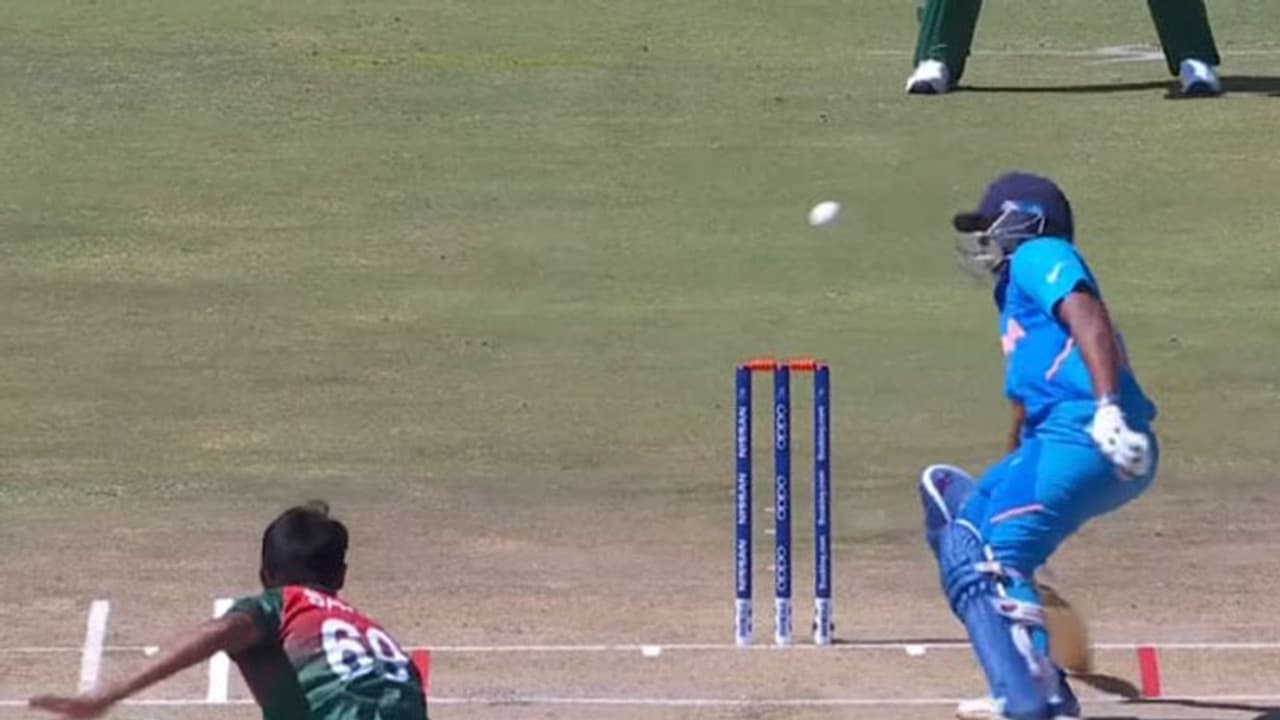 అండర్19 ఫైనల్: కొంచమైతే దివ్యాంశ్ సక్సేనా తలపగిలిపోయేది.. అండర్19 ఫైనల్: కొంచమైతే దివ్యాంశ్ సక్సేనా తలపగిలిపోయేది..