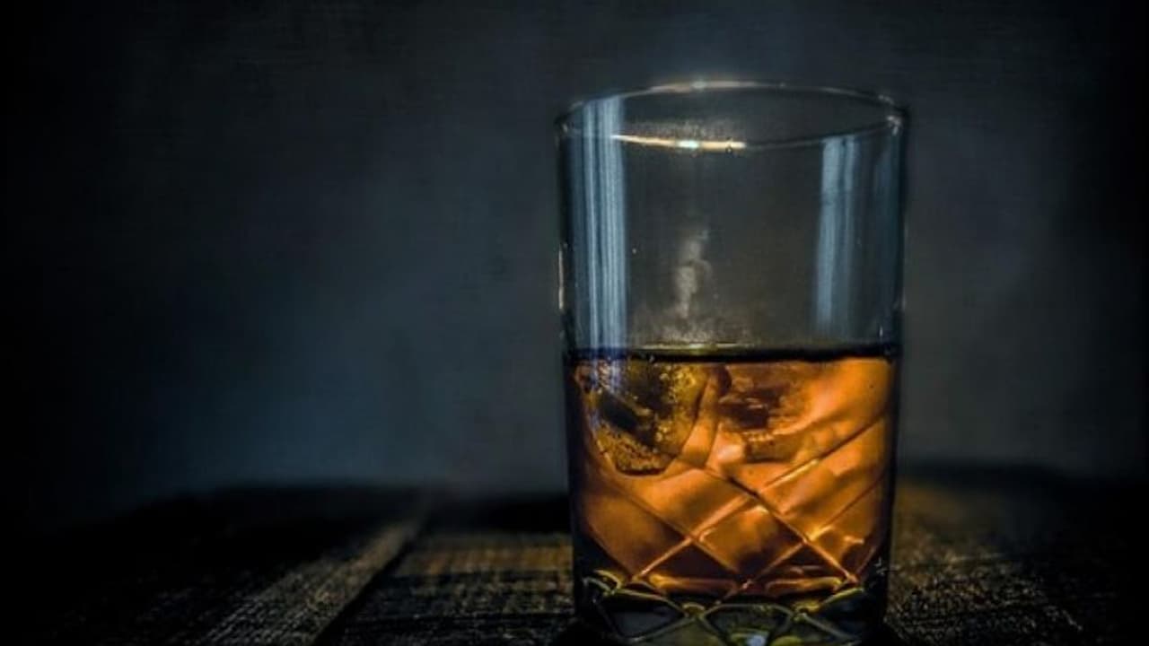 'മദ്യം കഴിക്കുന്നവർക്ക് മുട്ട സൗജന്യം'; അനധികൃതമായി മദ്യവിൽപന നടത്തിയ സ്ത്രീക്കെതിരെ കേസ് 'മദ്യം കഴിക്കുന്നവർക്ക് മുട്ട സൗജന്യം'; അനധികൃതമായി മദ്യവിൽപന നടത്തിയ സ്ത്രീക്കെതിരെ കേസ്