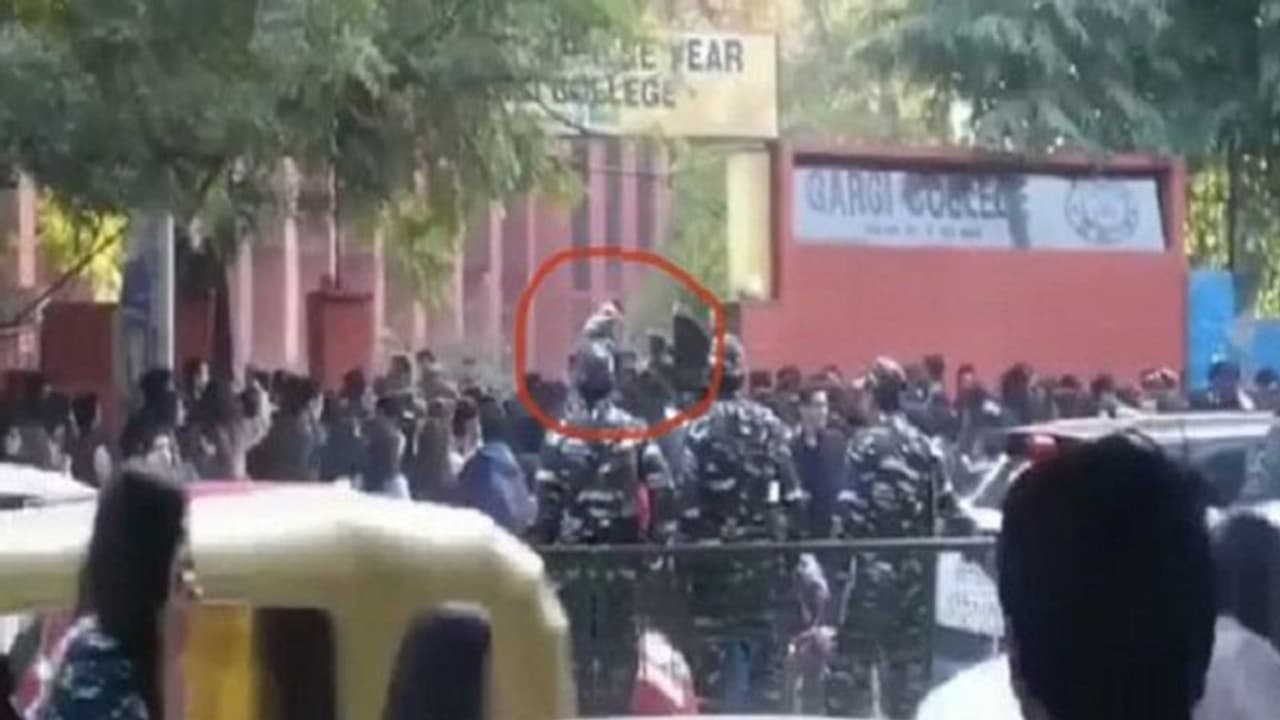 लड़कियों को छूने की कोशिश की, गंदी हरकते कर रहे थे...गार्गी कॉलेज के छात्राओं ने बताया, फेस्ट में क्या हुआ लड़कियों को छूने की कोशिश की, गंदी हरकते कर रहे थे...गार्गी कॉलेज के छात्राओं ने बताया, फेस्ट में क्या हुआ