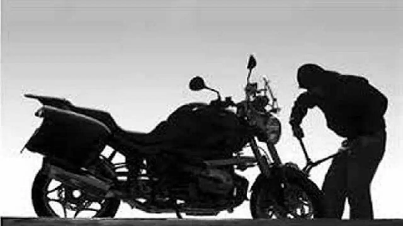 30 सेकेंड में बाइक चोरी करने के बाद 30 मिनट में लगा देता था ठिकाने, पुलिस भी देखकर हैरान 30 सेकेंड में बाइक चोरी करने के बाद 30 मिनट में लगा देता था ठिकाने, पुलिस भी देखकर हैरान