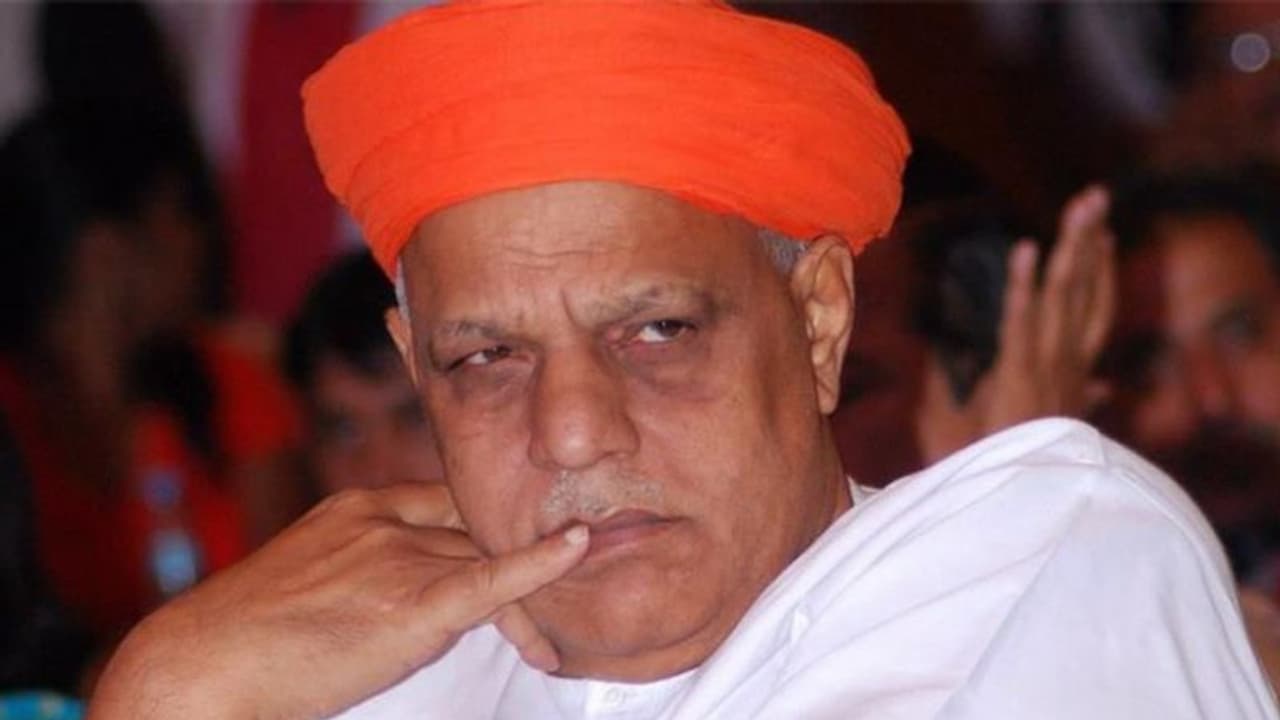 देश में इतनी मंदी होती तो हम धोती कुर्ता पहनते न कि कोट जैकेट: बीजेपी सांसद देश में इतनी मंदी होती तो हम धोती कुर्ता पहनते न कि कोट जैकेट: बीजेपी सांसद