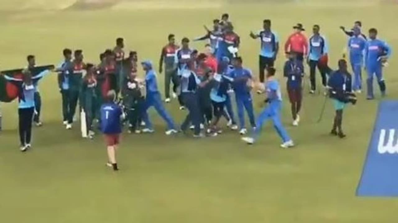 అండర్ 19 ఫైనల్: బంగ్లాదేశ్ క్రికెటర్ల చెత్త ప్రవర్తన, అగ్లీ సీన్స్ అండర్ 19 ఫైనల్: బంగ్లాదేశ్ క్రికెటర్ల చెత్త ప్రవర్తన, అగ్లీ సీన్స్