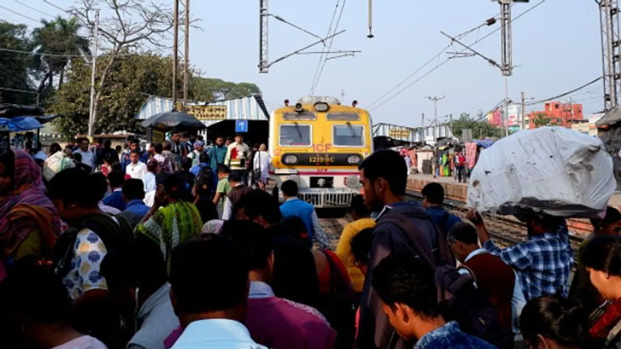 প্রথম দিনেই বাতিল শিয়ালদহ মেইন লাইনের ৫২টি ট্রেন, চরম দুর্ভোগে নিত্যযাত্রীরা প্রথম দিনেই বাতিল শিয়ালদহ মেইন লাইনের ৫২টি ট্রেন, চরম দুর্ভোগে নিত্যযাত্রীরা