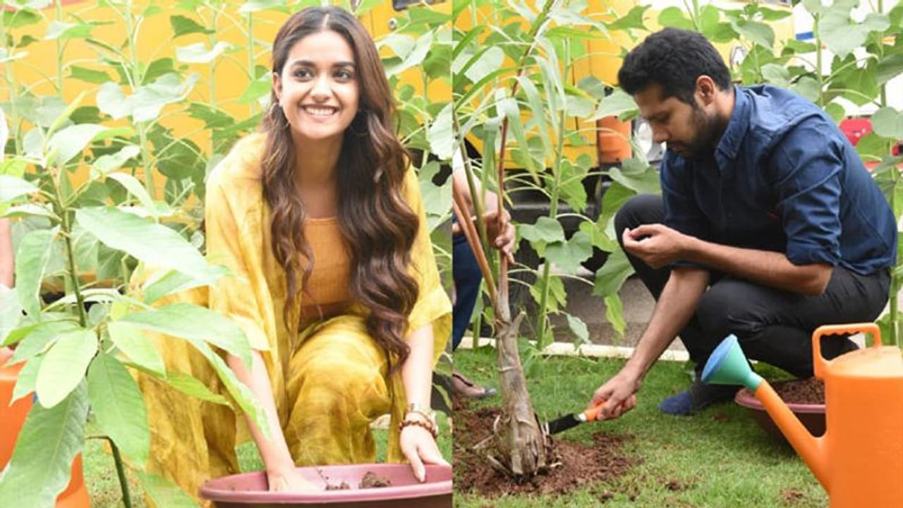 డైరెక్టర్ తో కలిసి మొక్కలు నాటిన కీర్తి సురేష్! డైరెక్టర్ తో కలిసి మొక్కలు నాటిన కీర్తి సురేష్!