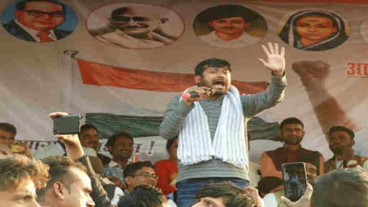 अब जमुई में भी कन्हैया कुमार के काफिले पर हमला, युवाओं ने फेंके अंडे और मोबिल अब जमुई में भी कन्हैया कुमार के काफिले पर हमला, युवाओं ने फेंके अंडे और मोबिल