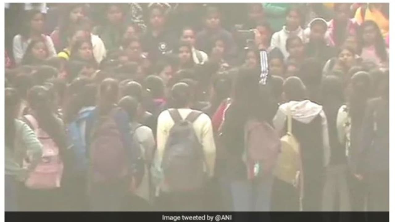 ദില്ലി ഗാർഗി കോളേജ് സംഭവം: ശക്തമായ നടപടിയെന്ന് കേന്ദ്രമന്ത്രി, വിമർശനവുമായി ദില്ലി വനിതാ കമ്മിഷൻ ദില്ലി ഗാർഗി കോളേജ് സംഭവം: ശക്തമായ നടപടിയെന്ന് കേന്ദ്രമന്ത്രി, വിമർശനവുമായി ദില്ലി വനിതാ കമ്മിഷൻ