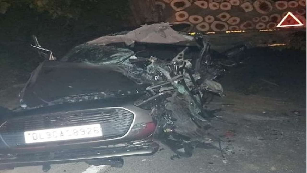 ट्रैक्टर से टकराने के बाद कार का ये हाल, एक ही परिवार के चार लोगों की मौत, शादी से लौटे थे सभी ट्रैक्टर से टकराने के बाद कार का ये हाल, एक ही परिवार के चार लोगों की मौत, शादी से लौटे थे सभी