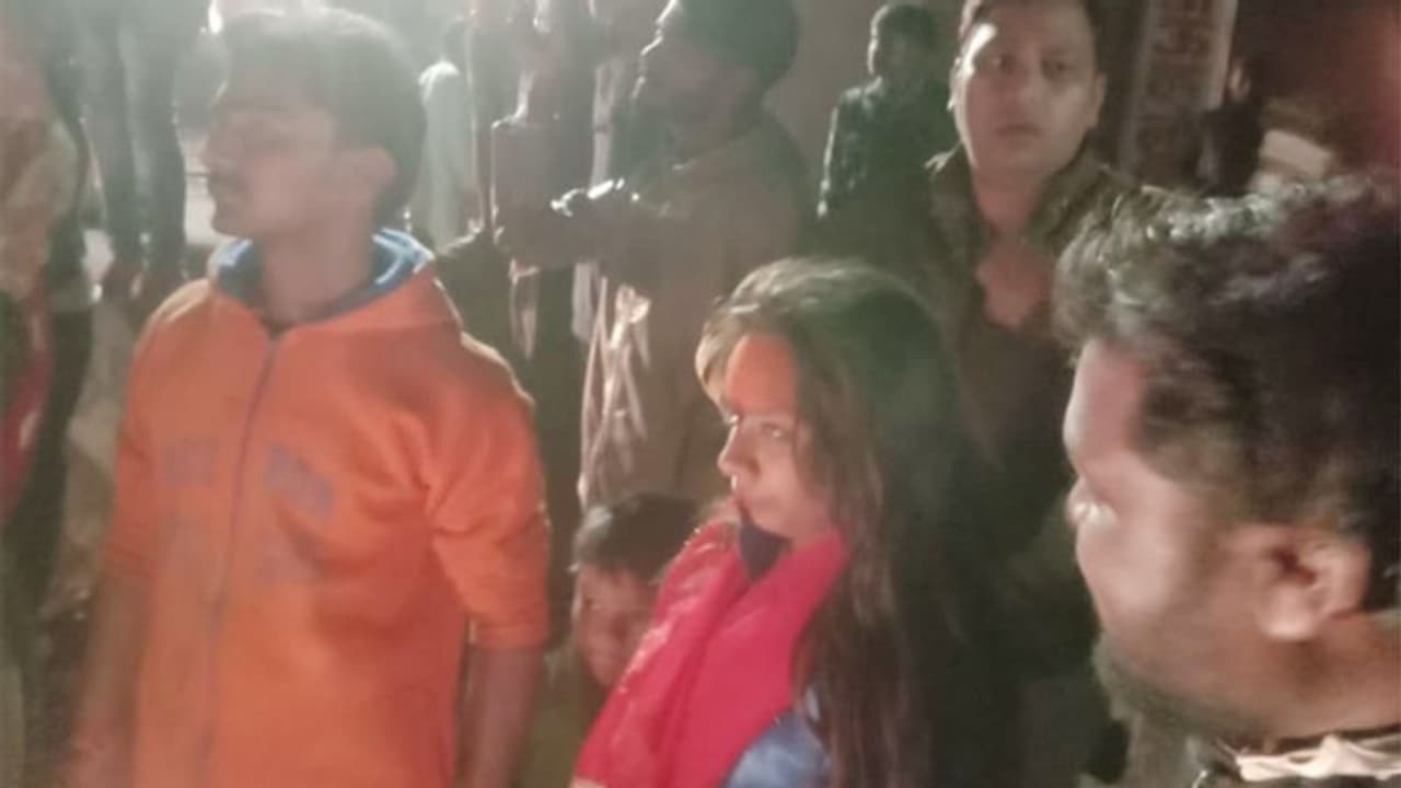 हाथ में तलवारें लहराते हुए निकली लड़कियां, अजीब हरकते हुए खुद को बता रही थीं, 'जय काली कलकत्ते वाली' हाथ में तलवारें लहराते हुए निकली लड़कियां, अजीब हरकते हुए खुद को बता रही थीं, 'जय काली कलकत्ते वाली'