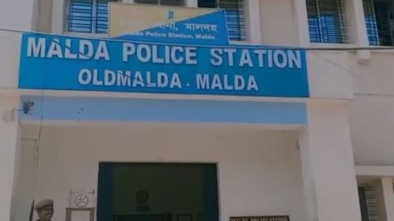 বউমাকে কটুক্তির প্রতিবাদ, প্রৌঢ়কে কুপিয়ে খুনের চেষ্টা যুবকের বউমাকে কটুক্তির প্রতিবাদ, প্রৌঢ়কে কুপিয়ে খুনের চেষ্টা যুবকের