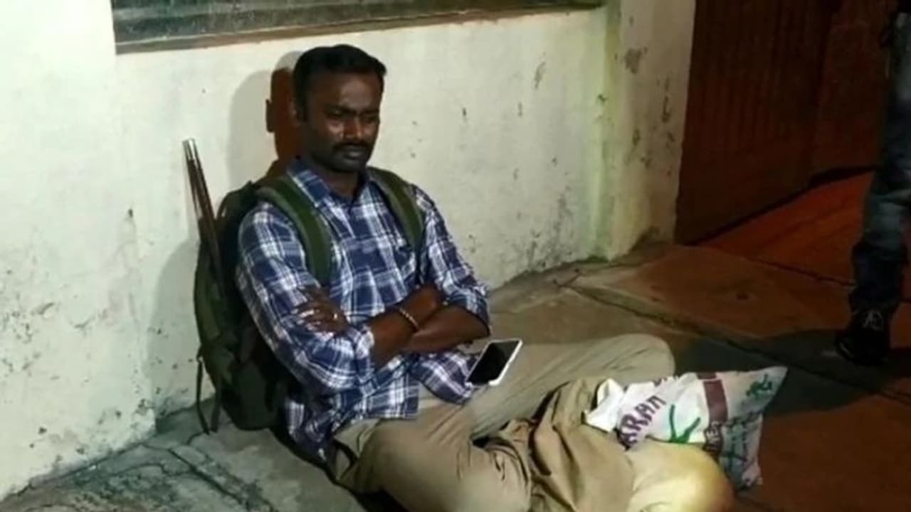 బిడ్డలని చూడనివ్వని భార్య: రోడ్డెక్కిన ఐపీఎస్, పరిగెత్తుకొచ్చిన అధికారులు బిడ్డలని చూడనివ్వని భార్య: రోడ్డెక్కిన ఐపీఎస్, పరిగెత్తుకొచ్చిన అధికారులు