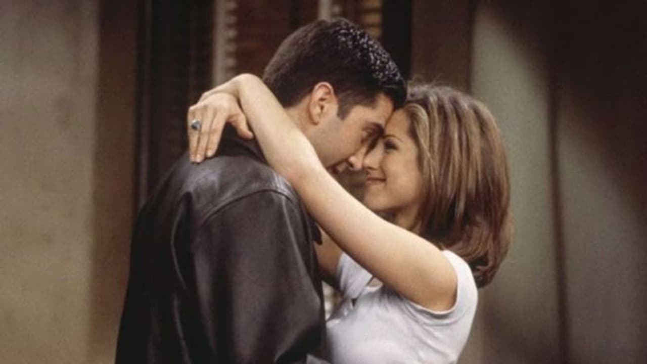 కరోనా దెబ్బకి.. ముద్దు సీన్లపై బ్యాన్! కరోనా దెబ్బకి.. ముద్దు సీన్లపై బ్యాన్!