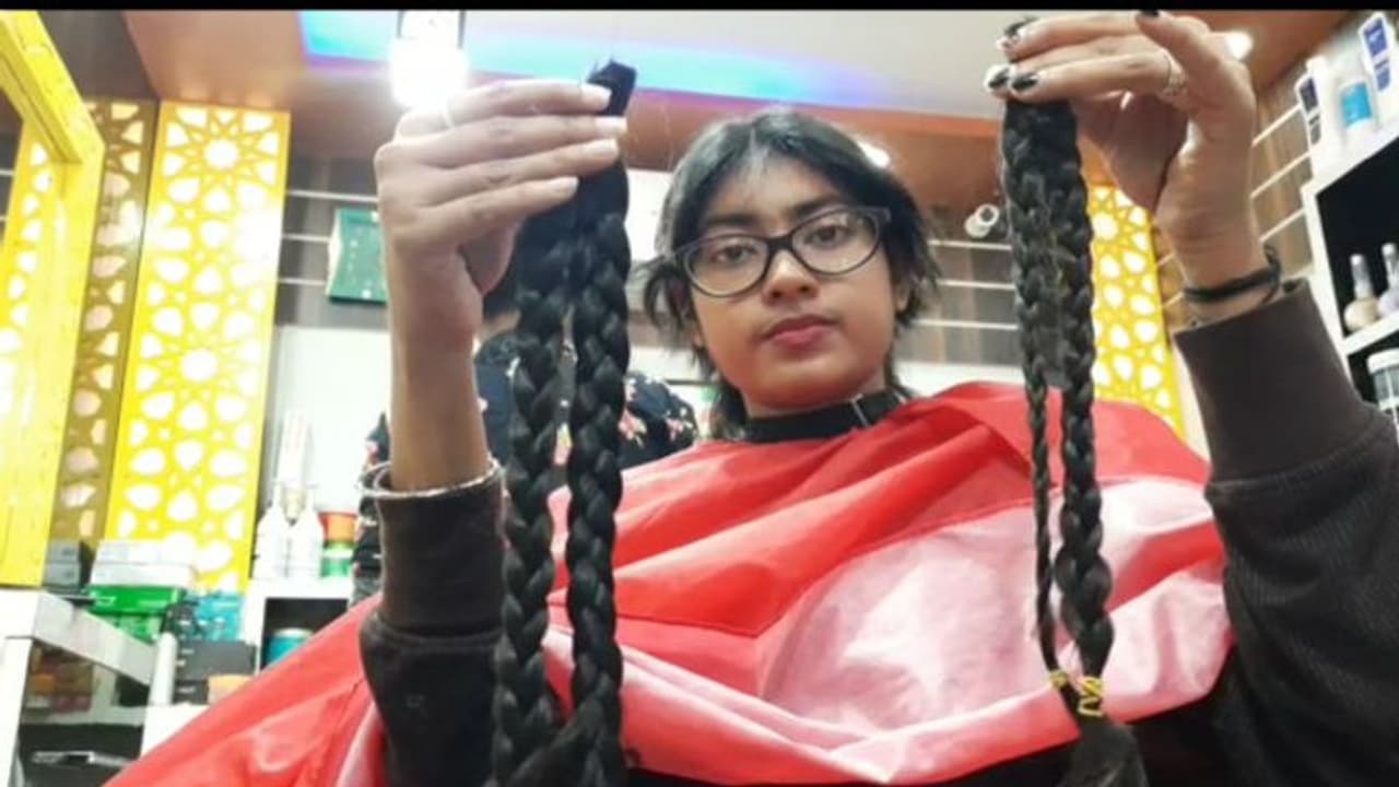 সাধের চুল দান করলেন রায়গঞ্জের ছাত্রী, মেয়েকে নিয়ে গর্বিত মা সাধের চুল দান করলেন রায়গঞ্জের ছাত্রী, মেয়েকে নিয়ে গর্বিত মা