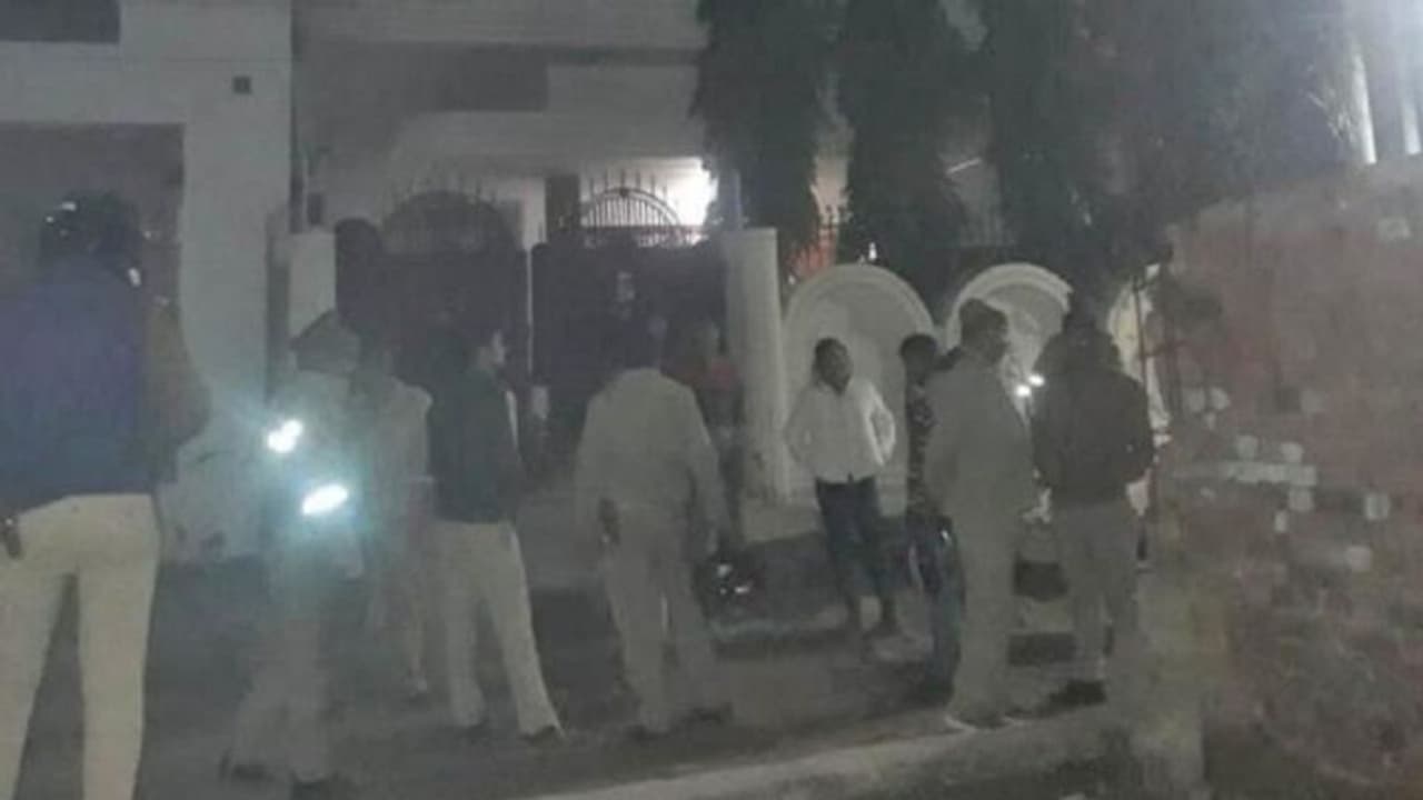 यहां खुलेआम चल रहा था देह व्यापार का धंधा, पुलिस आई तो छत से पेड़ पर कूदने लगी लड़कियां, एक की गिरने से मौत यहां खुलेआम चल रहा था देह व्यापार का धंधा, पुलिस आई तो छत से पेड़ पर कूदने लगी लड़कियां, एक की गिरने से मौत