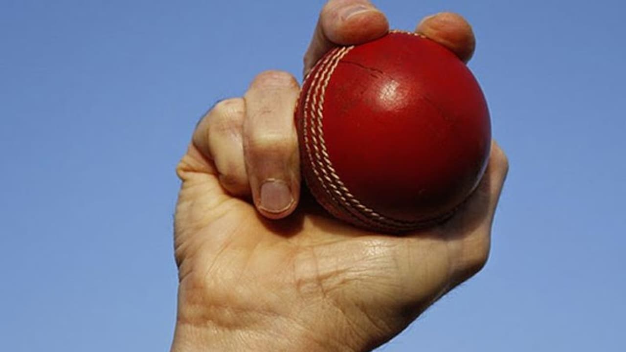 கிரிக்கெட் போட்டியின் போது பந்து நெஞ்சில் பட்டு இளைஞர் துடிதுடித்து உயிரிழப்பு... செங்கல்பட்டில் சோகம்..! கிரிக்கெட் போட்டியின் போது பந்து நெஞ்சில் பட்டு இளைஞர் துடிதுடித்து உயிரிழப்பு... செங்கல்பட்டில் சோகம்..!