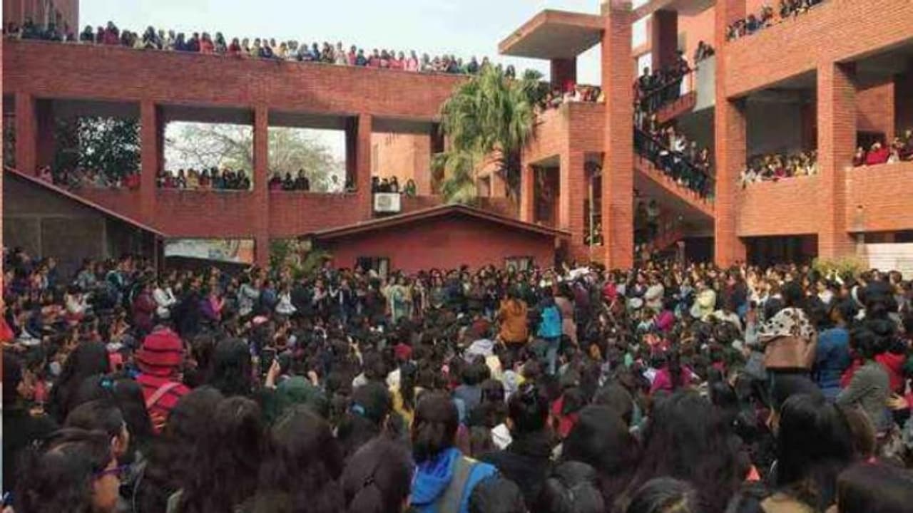 ദില്ലി ഗാർഗി കോളേജിലെ ലൈംഗിക അതിക്രമം: മൂന്ന് ദിവസത്തിന് ശേഷം പൊലീസ് കേസെടുത്തു ദില്ലി ഗാർഗി കോളേജിലെ ലൈംഗിക അതിക്രമം: മൂന്ന് ദിവസത്തിന് ശേഷം പൊലീസ് കേസെടുത്തു