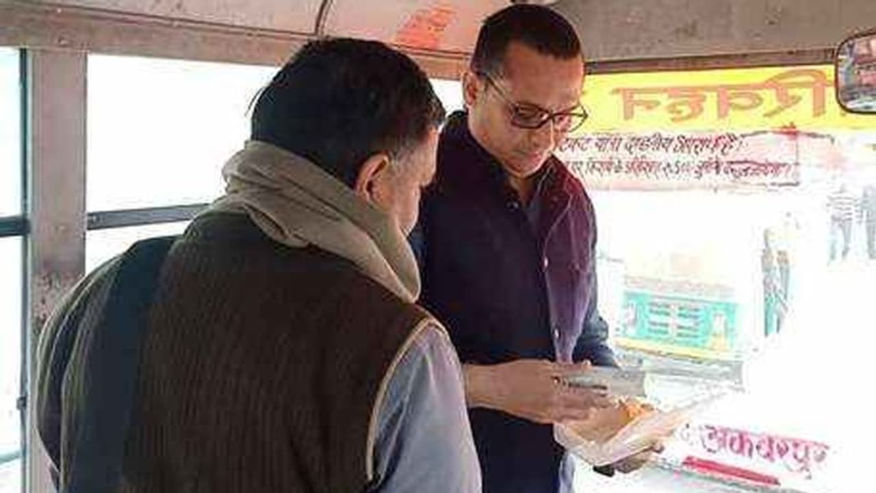 गंगाजल के अजय देवगन की तरह बस में चढ़ा ये IAS अफसर, ड्राइवर कंडक्टर भी खा गए धोखा गंगाजल के अजय देवगन की तरह बस में चढ़ा ये IAS अफसर, ड्राइवर कंडक्टर भी खा गए धोखा