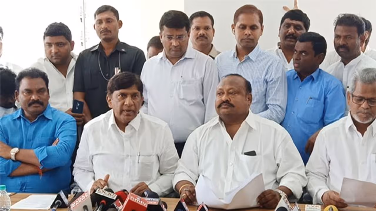 నిరుద్యోగులకు శుభవార్త... 3000 ఉద్యోగాలు పక్కా...: మంత్రి గంగుల నిరుద్యోగులకు శుభవార్త... 3000 ఉద్యోగాలు పక్కా...: మంత్రి గంగుల