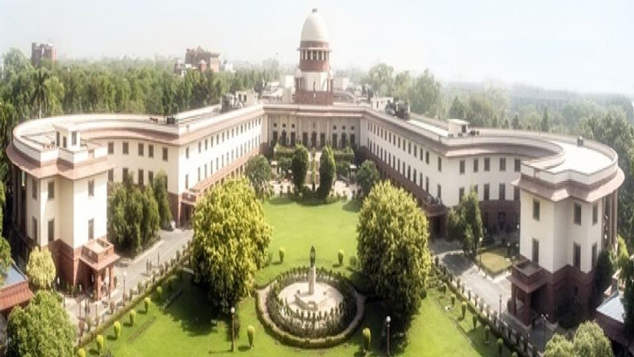 सबरीमला मामला : कोर्ट ने कहा, वह कानूनी सवालों को वृहद पीठ को सौंप सकता है सबरीमला मामला : कोर्ट ने कहा, वह कानूनी सवालों को वृहद पीठ को सौंप सकता है