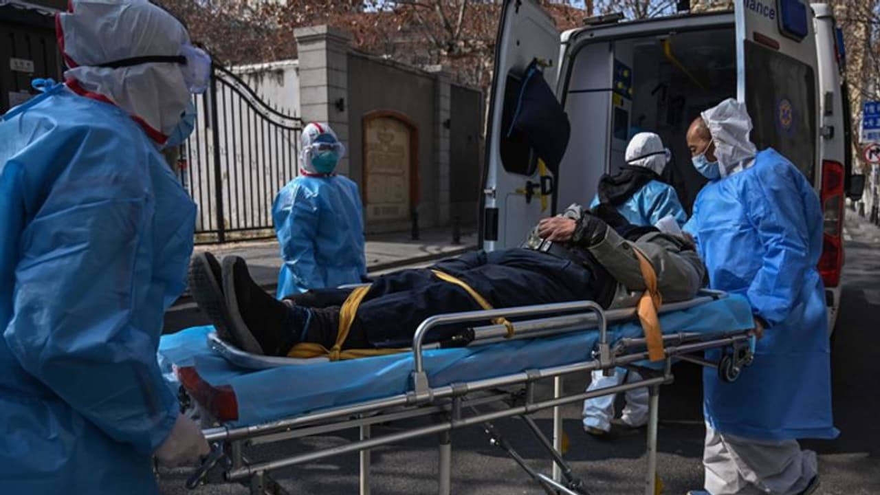 চিনে করোনায় মৃতের সংখ্যা হাজার ছাড়িয়ে গেল, এক দিনেই মৃত্যু হল ১০৮ জনের চিনে করোনায় মৃতের সংখ্যা হাজার ছাড়িয়ে গেল, এক দিনেই মৃত্যু হল ১০৮ জনের