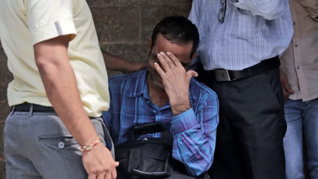 पति ने लिखवाई पत्नी के खिलाफ FIR, रोते हुए बोला सर उसको पकड़ो..नहीं तो वो मुझे मार डालेगी पति ने लिखवाई पत्नी के खिलाफ FIR, रोते हुए बोला सर उसको पकड़ो..नहीं तो वो मुझे मार डालेगी