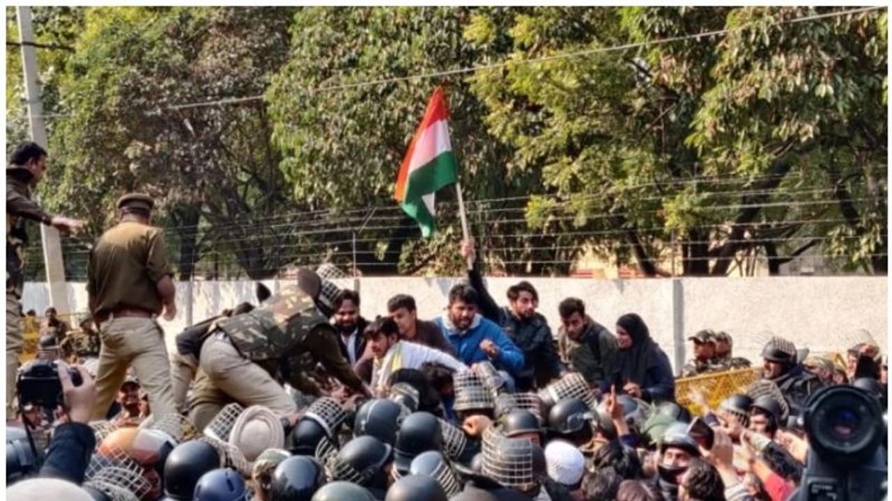 ജാമിയ വിദ്യാര്ത്ഥികളുടെ പാര്ലമെന്റ് മാര്ച്ച് തടഞ്ഞു, സംഘര്ഷം; പൊലീസ് മര്ദ്ദിച്ചെന്ന് വിദ്യാര്ത്ഥികള് ജാമിയ വിദ്യാര്ത്ഥികളുടെ പാര്ലമെന്റ് മാര്ച്ച് തടഞ്ഞു, സംഘര്ഷം; പൊലീസ് മര്ദ്ദിച്ചെന്ന് വിദ്യാര്ത്ഥികള്