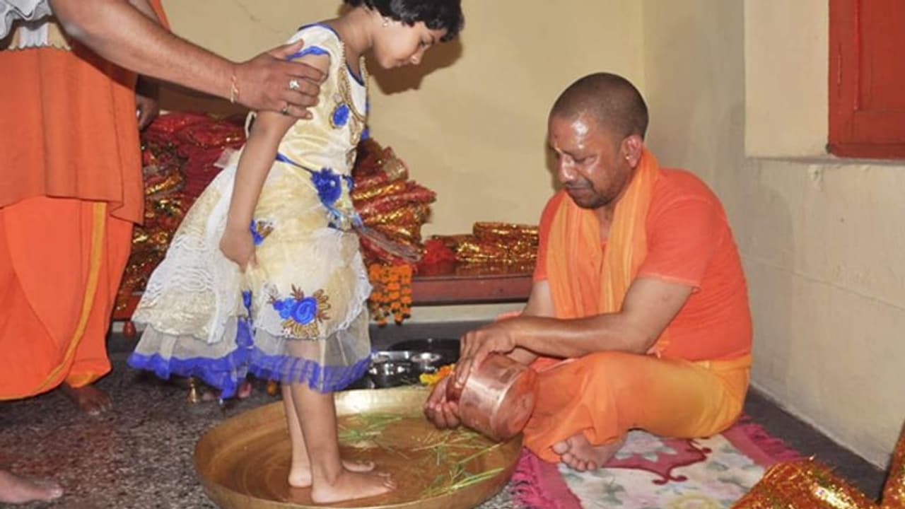 जब 3 बच्चों की वजह से CM योगी को सुनने को मिली थी डांट, आज भी वो किस्सा याद कर हो जाते हैं भावुक जब 3 बच्चों की वजह से CM योगी को सुनने को मिली थी डांट, आज भी वो किस्सा याद कर हो जाते हैं भावुक