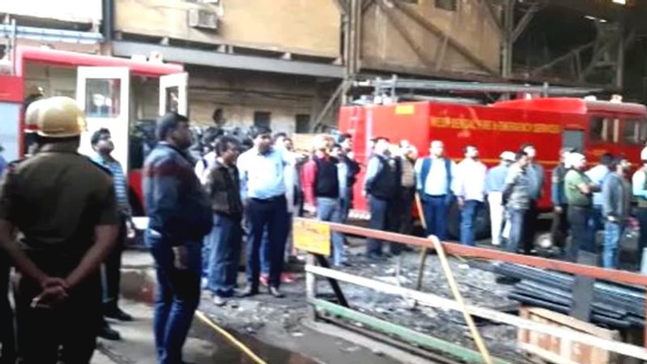 তারাতলায় ব্রেথওয়েট কোম্পানিতে আগুন, রঙের মধ্য়ে আগুনের ফুলকি তারাতলায় ব্রেথওয়েট কোম্পানিতে আগুন, রঙের মধ্য়ে আগুনের ফুলকি