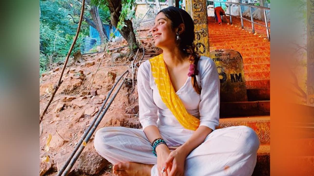 కాలి నడకన తిరుమలకు జాన్వీ కపూర్.. ప్రకృతిని ఆస్వాదిస్తూ.. కాలి నడకన తిరుమలకు జాన్వీ కపూర్.. ప్రకృతిని ఆస్వాదిస్తూ..