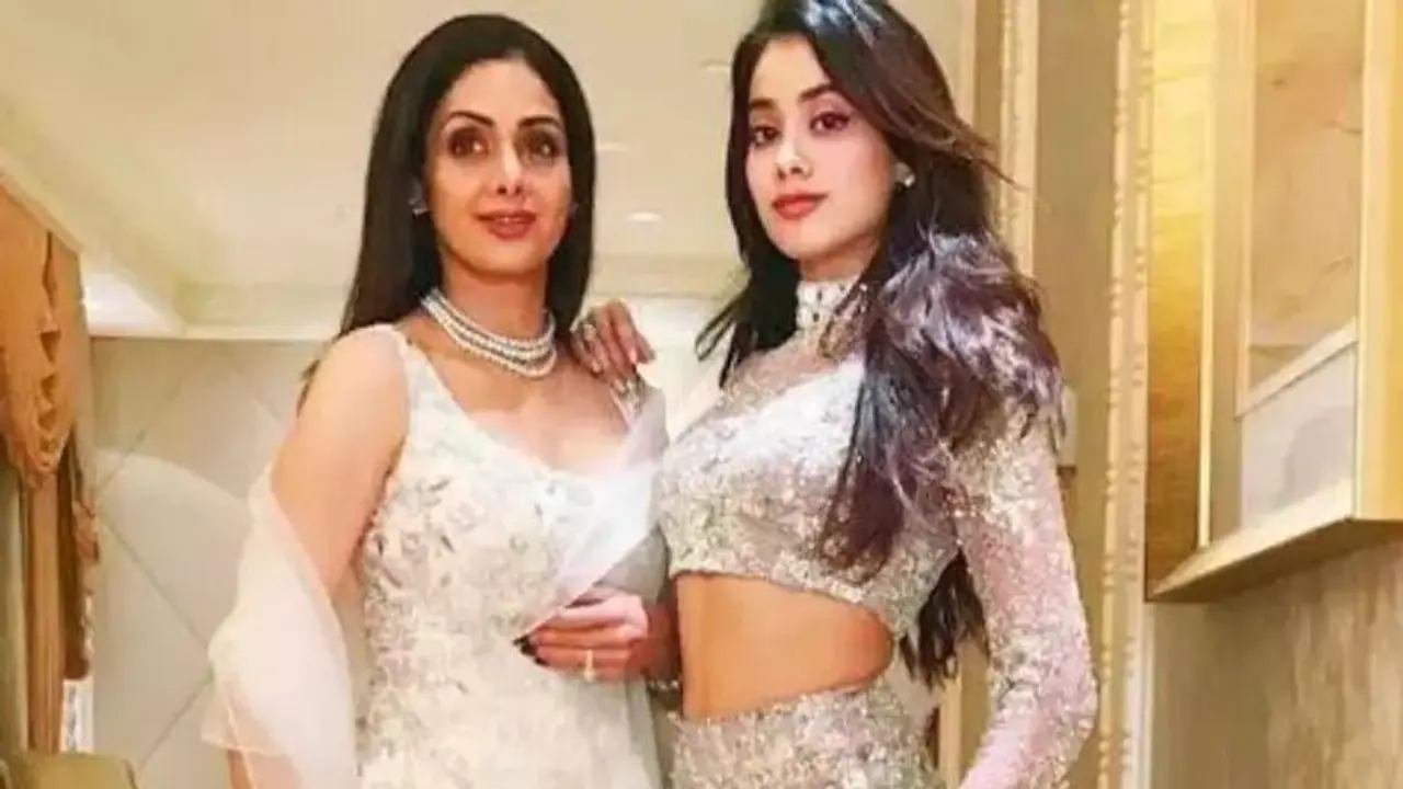 அம்மா ஸ்ரீதேவி பாணியில் மகள் ஜான்வி கபூர் செய்த காரியம்... வைரலாகும் புகைப்படங்கள்...!