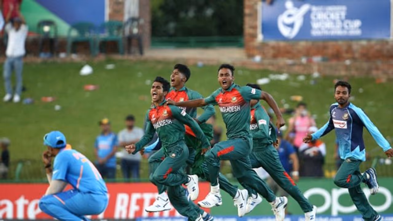 అండర్ 19 ఫైనల్స్ లో అతి: ఆ ఐదుగిరిపై ఐసీసీ సీరియస్ అండర్ 19 ఫైనల్స్ లో అతి: ఆ ఐదుగిరిపై ఐసీసీ సీరియస్