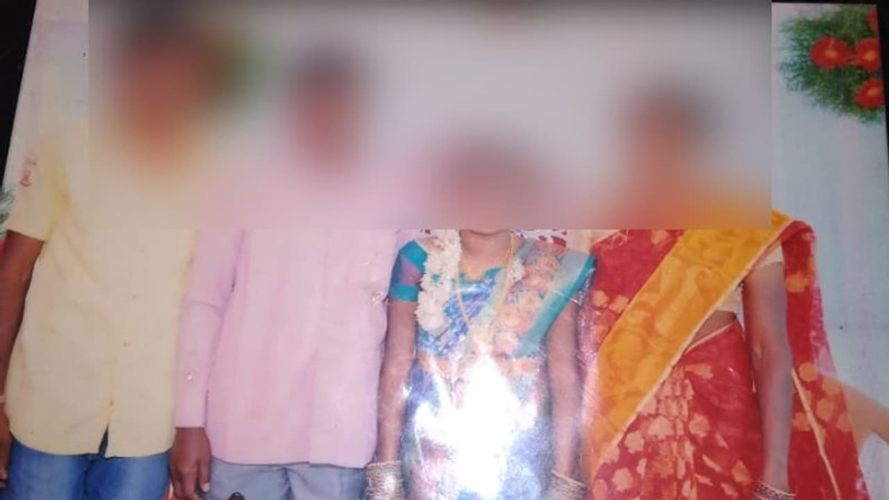 ఆగని ప్రేమోన్మాదుల ఆగడాలు... కరీంనగర్ లో మరో యువతి బలి ఆగని ప్రేమోన్మాదుల ఆగడాలు... కరీంనగర్ లో మరో యువతి బలి