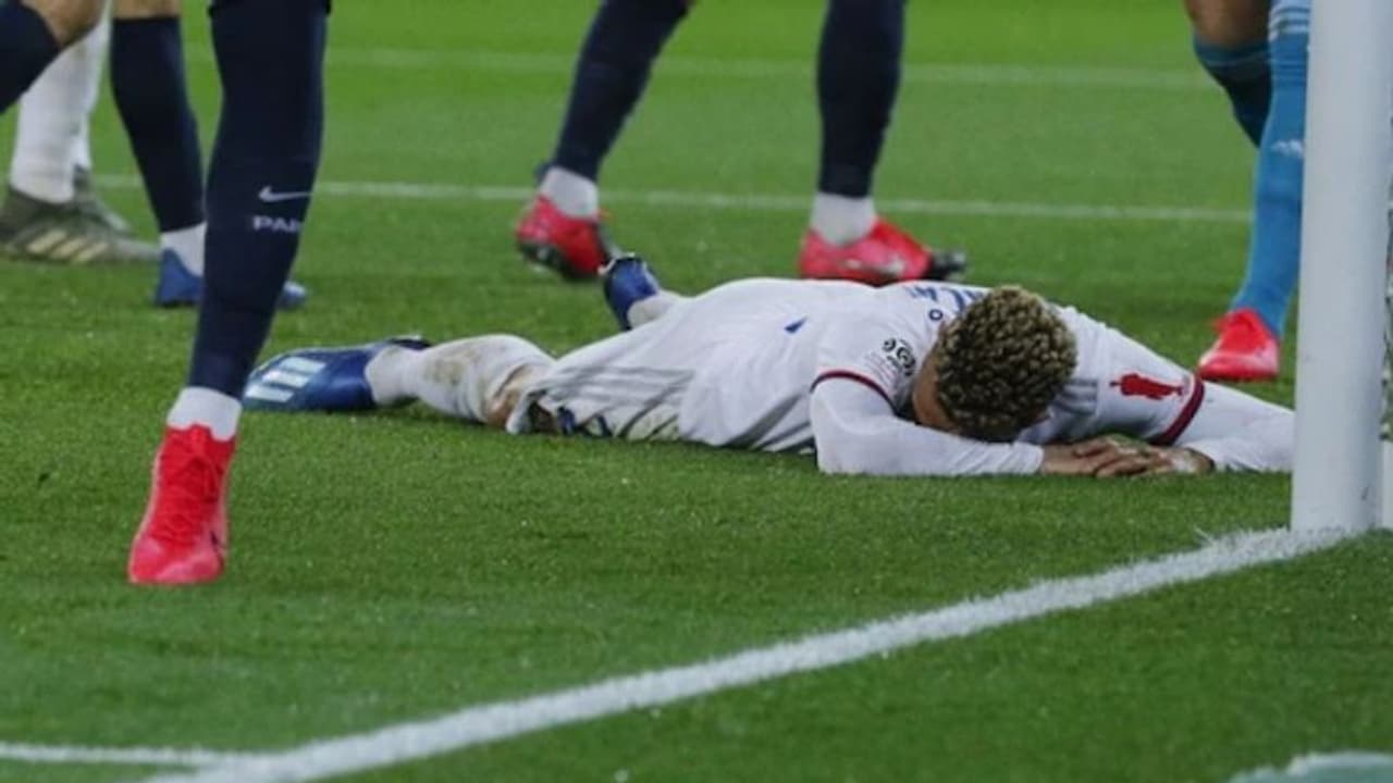 ചരിത്രത്തിലെ ഏറ്റവും വിചിത്ര സെല്ഫ് ഗോളുകളിലൊന്ന്; വിശ്വസിക്കാനാകാതെ ഫുട്ബോള് ലോകം വീഡിയോ ചരിത്രത്തിലെ ഏറ്റവും വിചിത്ര സെല്ഫ് ഗോളുകളിലൊന്ന്; വിശ്വസിക്കാനാകാതെ ഫുട്ബോള് ലോകം വീഡിയോ