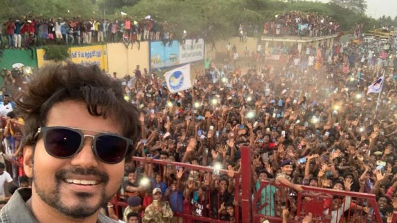 சும்மா இருந்தவரை தூண்டிவிட்டு "சூப்பர் ஸ்டார்" ஆக்கிய ஐ.டி.ரெய்டு...தளபதியின் மாஸ்டர் செல்ஃபி பார்த்த வேலை...! சும்மா இருந்தவரை தூண்டிவிட்டு "சூப்பர் ஸ்டார்" ஆக்கிய ஐ.டி.ரெய்டு...தளபதியின் மாஸ்டர் செல்ஃபி பார்த்த வேலை...!