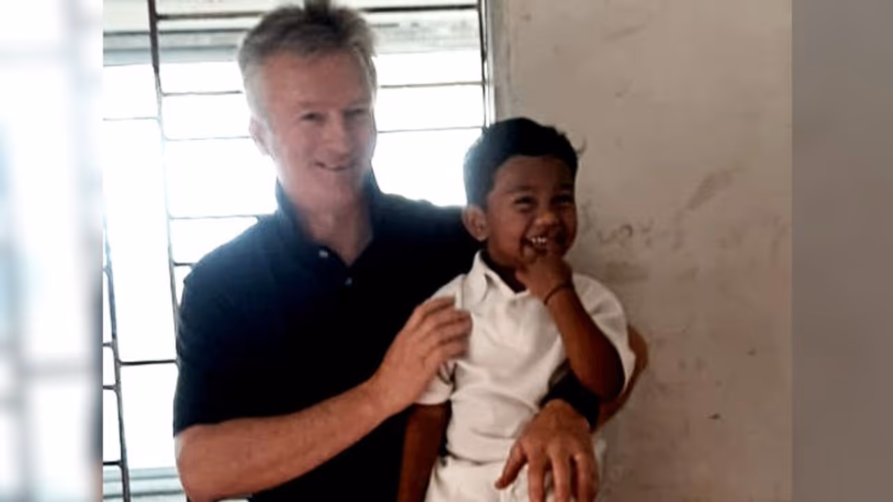 ভিডিও দেখে সটান হাজির স্টিভ, মুচিপাড়ার ক্ষুদে বিস্ময় কে বানাবেন বড় ক্রিকেটার ভিডিও দেখে সটান হাজির স্টিভ, মুচিপাড়ার ক্ষুদে বিস্ময় কে বানাবেন বড় ক্রিকেটার