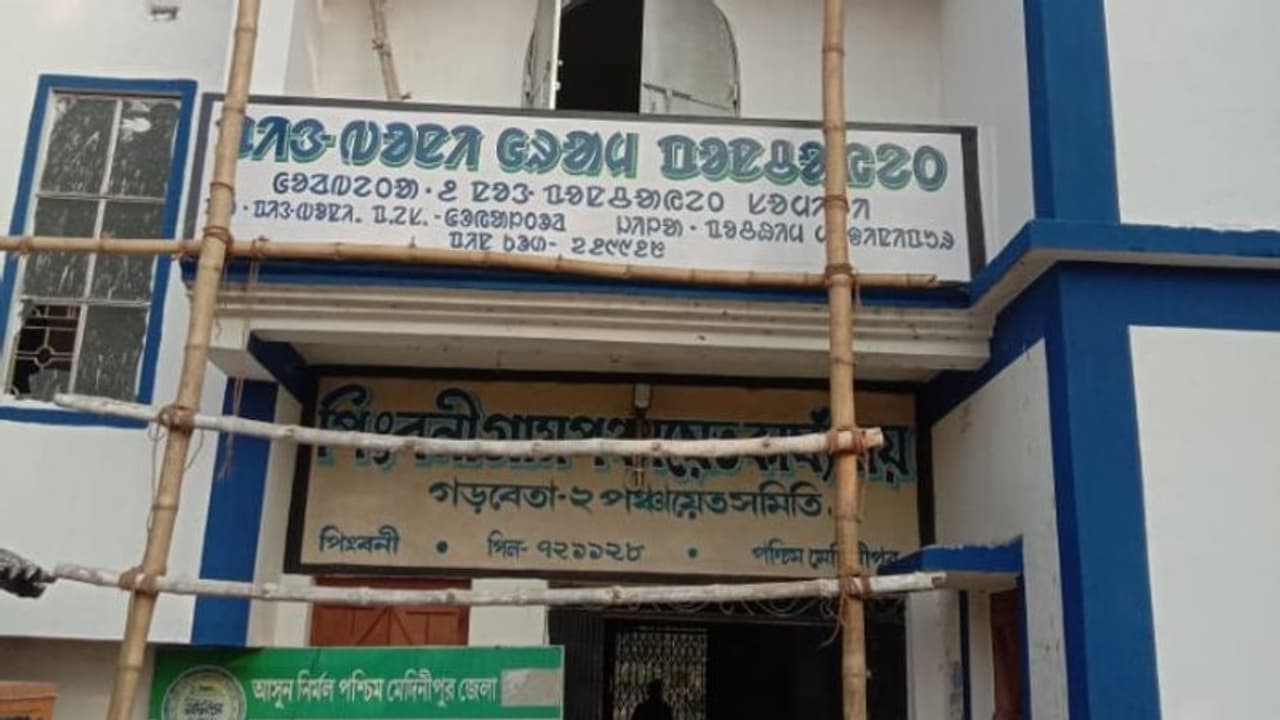 বিজেপি পরিচালিত পঞ্চায়েতের উদ্যোগ, অলচিকিতে লেখা হল পঞ্চায়েত সমিতির নাম বিজেপি পরিচালিত পঞ্চায়েতের উদ্যোগ, অলচিকিতে লেখা হল পঞ্চায়েত সমিতির নাম