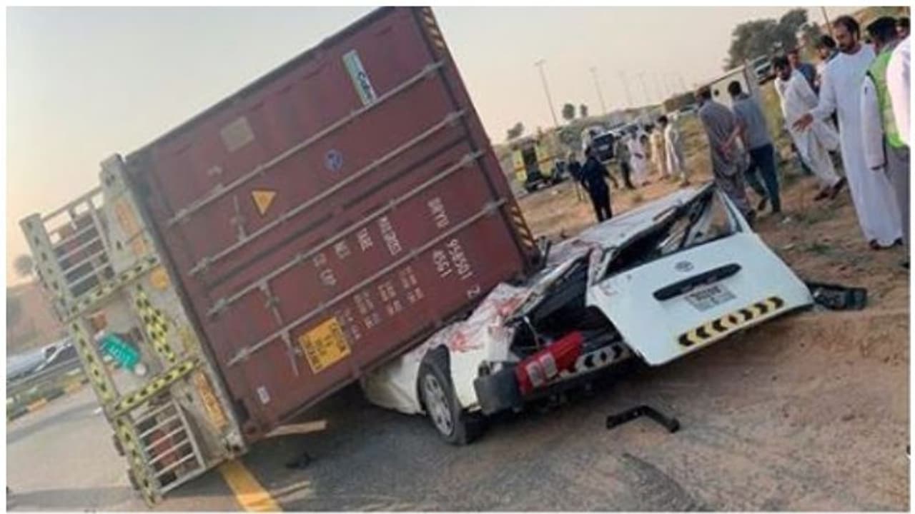 യുഎഇയില് വാഹനാപകടം; മിനി ബസിനുമുകളില് കണ്ടെയിനര് വീണ് ഒരാള് മരിച്ചു യുഎഇയില് വാഹനാപകടം; മിനി ബസിനുമുകളില് കണ്ടെയിനര് വീണ് ഒരാള് മരിച്ചു