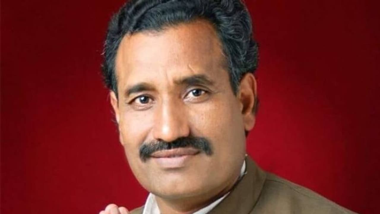 హోటల్ గదిలో బంధించి అత్యాచారం.. బీజేపీ ఎమ్మెల్యేపై మహిళ ఆరోపణలు హోటల్ గదిలో బంధించి అత్యాచారం.. బీజేపీ ఎమ్మెల్యేపై మహిళ ఆరోపణలు