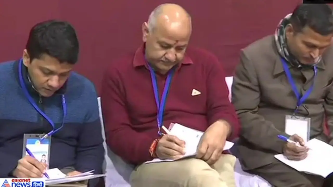 ईवीएम के डर से मुस्तैद हैं आप के प्रत्याशी, काउंटिंग सेंटर पर वोटों की गिनती लिखते नजर आए सिसोदिया ईवीएम के डर से मुस्तैद हैं आप के प्रत्याशी, काउंटिंग सेंटर पर वोटों की गिनती लिखते नजर आए सिसोदिया