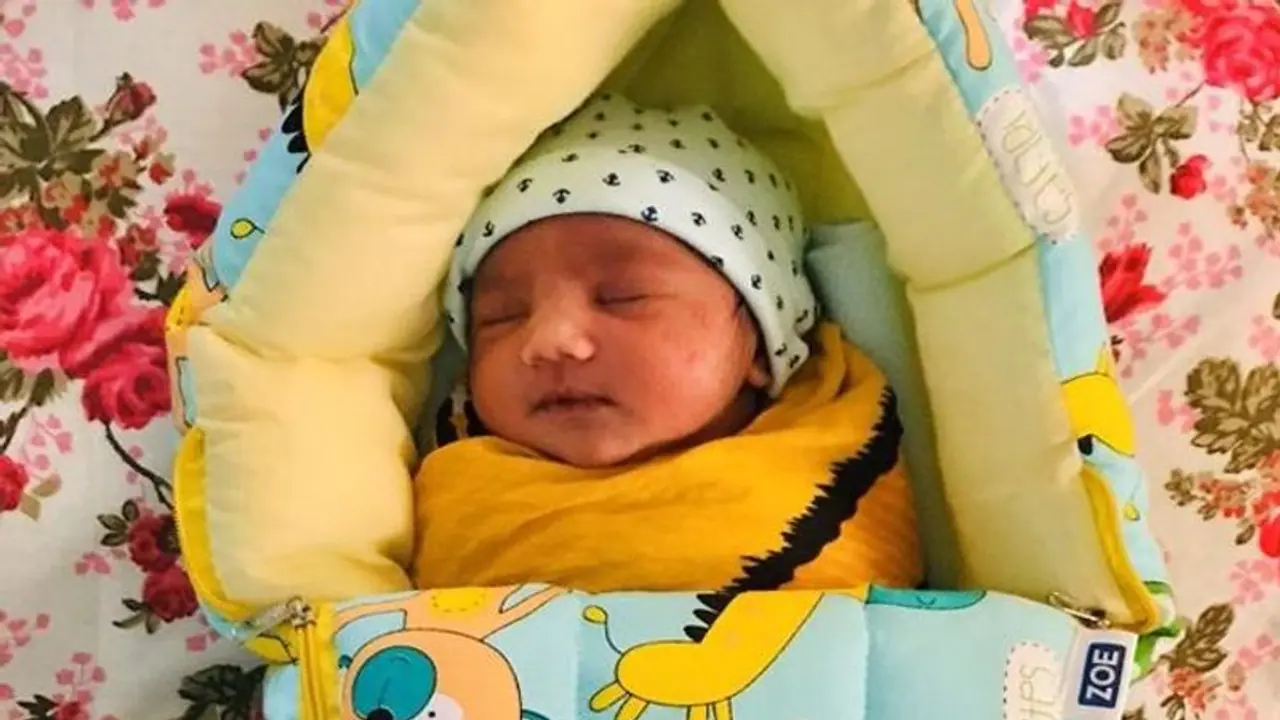 दिल्ली नतीजों से 1 दिन पहले जन्मा ये बच्चा है केजरीवाल के लिए खास, खुद ट्वीट कर लोगों से मिलवाया दिल्ली नतीजों से 1 दिन पहले जन्मा ये बच्चा है केजरीवाल के लिए खास, खुद ट्वीट कर लोगों से मिलवाया