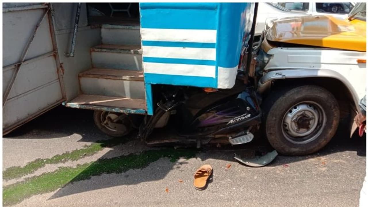 ബസിനും മിനി ടെമ്പോയ്ക്കും ഇടയില് ചതഞ്ഞരഞ്ഞ് സ്കൂട്ടര്; യാത്രികന് അത്ഭുതകരമായി രക്ഷപ്പെട്ടു ബസിനും മിനി ടെമ്പോയ്ക്കും ഇടയില് ചതഞ്ഞരഞ്ഞ് സ്കൂട്ടര്; യാത്രികന് അത്ഭുതകരമായി രക്ഷപ്പെട്ടു