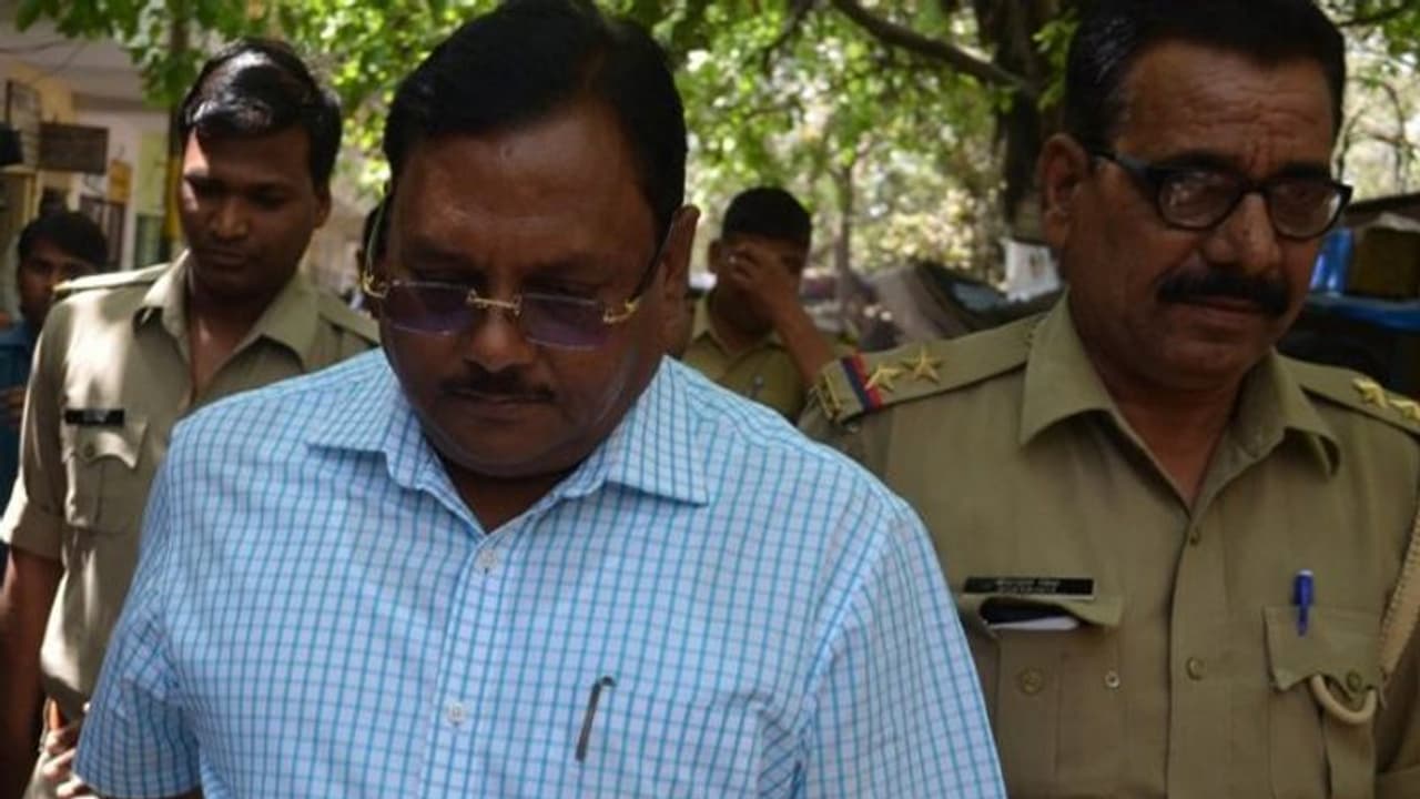 नोएडा अथॉरिटी के पूर्व इंजीनियर यादव सिंह गिरफ्तार, 954 करोड़ रुपए की धोखाधड़ी का है आरोप नोएडा अथॉरिटी के पूर्व इंजीनियर यादव सिंह गिरफ्तार, 954 करोड़ रुपए की धोखाधड़ी का है आरोप