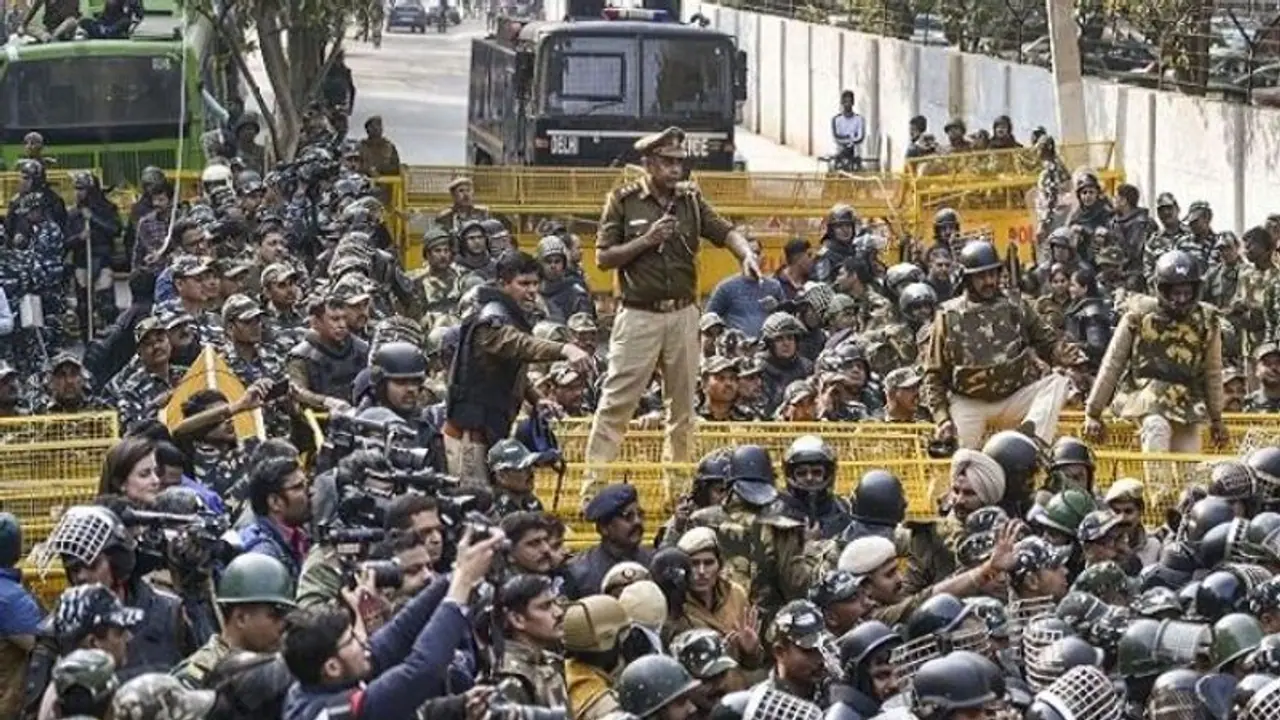 जामिया के नजदीक हुई हिंसा के आरोपियों की सूचना देने पर एक लाख रुपये इनाम की घोषणा जामिया के नजदीक हुई हिंसा के आरोपियों की सूचना देने पर एक लाख रुपये इनाम की घोषणा