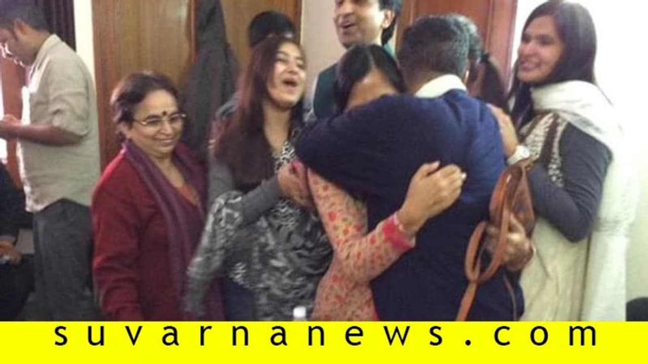 ಕೇಜ್ರಿ ಪತ್ನಿಯ ಜನ್ಮದಿನ: ಪತಿ ಗೆದ್ದ ದೆಹಲಿಯೇ ಸುನಿತಾಗೆ ನಂದನವನ! ಕೇಜ್ರಿ ಪತ್ನಿಯ ಜನ್ಮದಿನ: ಪತಿ ಗೆದ್ದ ದೆಹಲಿಯೇ ಸುನಿತಾಗೆ ನಂದನವನ!