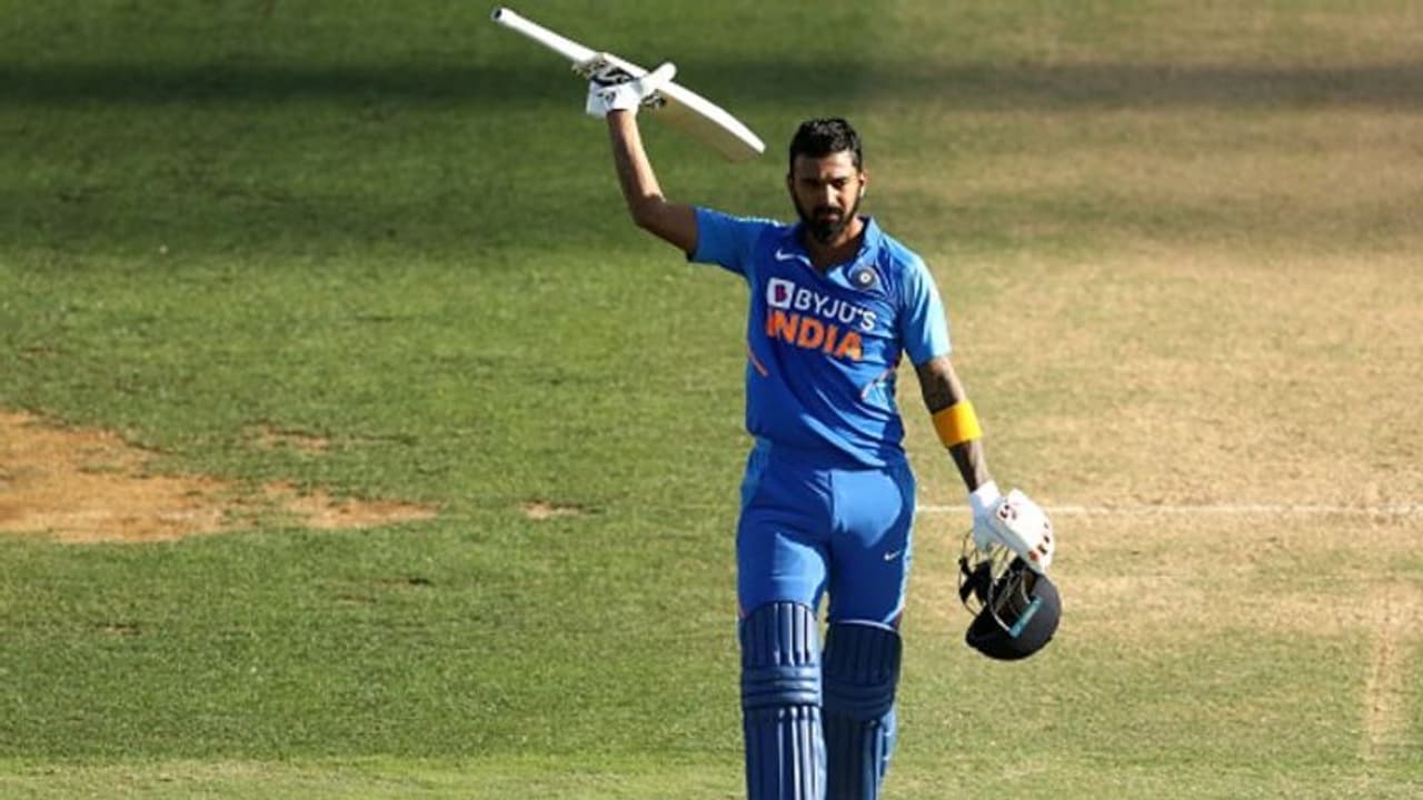 കെ എല് രാഹുലിന്റെ ലോകകപ്പ് ബാറ്റ് ലേലം ചെയ്തു കെ എല് രാഹുലിന്റെ ലോകകപ്പ് ബാറ്റ് ലേലം ചെയ്തു