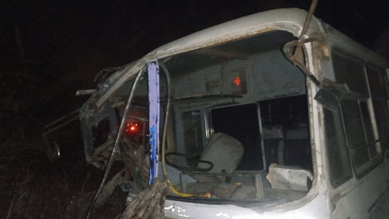 హైదరాబాద్ శివారులో ఘోర రోడ్డు ప్రమాదం: ఆరుగురు దుర్మరణం హైదరాబాద్ శివారులో ఘోర రోడ్డు ప్రమాదం: ఆరుగురు దుర్మరణం