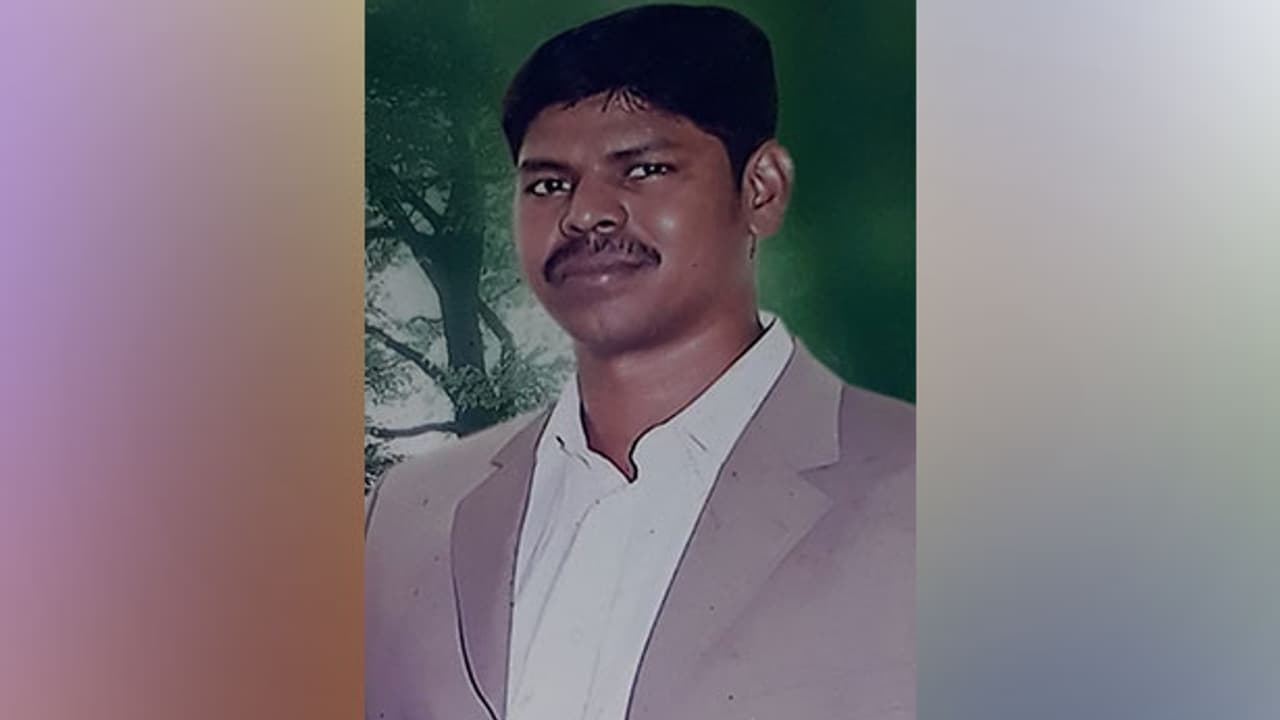 தலைக்கேறிய ஆத்திரம்..! பெற்ற மகனை துடிக்க துடிக்க கொடூரமாக கொன்ற தந்தை..! தலைக்கேறிய ஆத்திரம்..! பெற்ற மகனை துடிக்க துடிக்க கொடூரமாக கொன்ற தந்தை..!