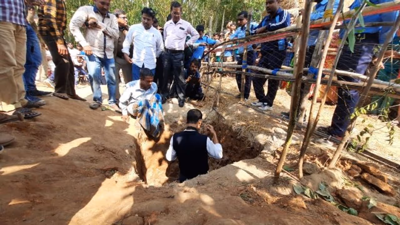 ভাতারে সুড়ঙ্গ ঘিরে ঘনাচ্ছে রহস্য, নমুনা সংগ্রহ পুরাতত্ত্ব বিভাগের ভাতারে সুড়ঙ্গ ঘিরে ঘনাচ্ছে রহস্য, নমুনা সংগ্রহ পুরাতত্ত্ব বিভাগের