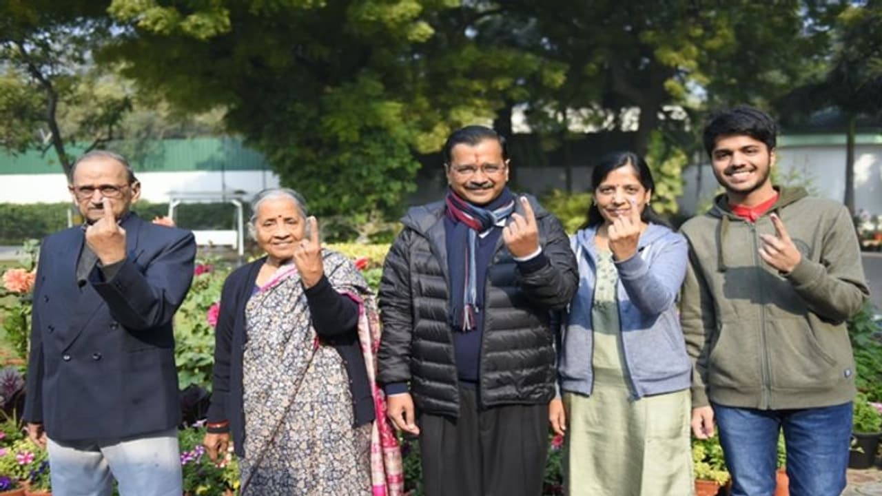 భార్య పుట్టిన రోజు కానుక: కేజ్రీవాల్ వెనక శక్తి ఆమెనే...