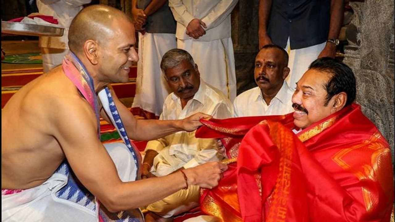 राजपक्षे ने तिरुपति में भगवान बालाजी मंदिर में की पूजा, कोलंबो रवाना राजपक्षे ने तिरुपति में भगवान बालाजी मंदिर में की पूजा, कोलंबो रवाना